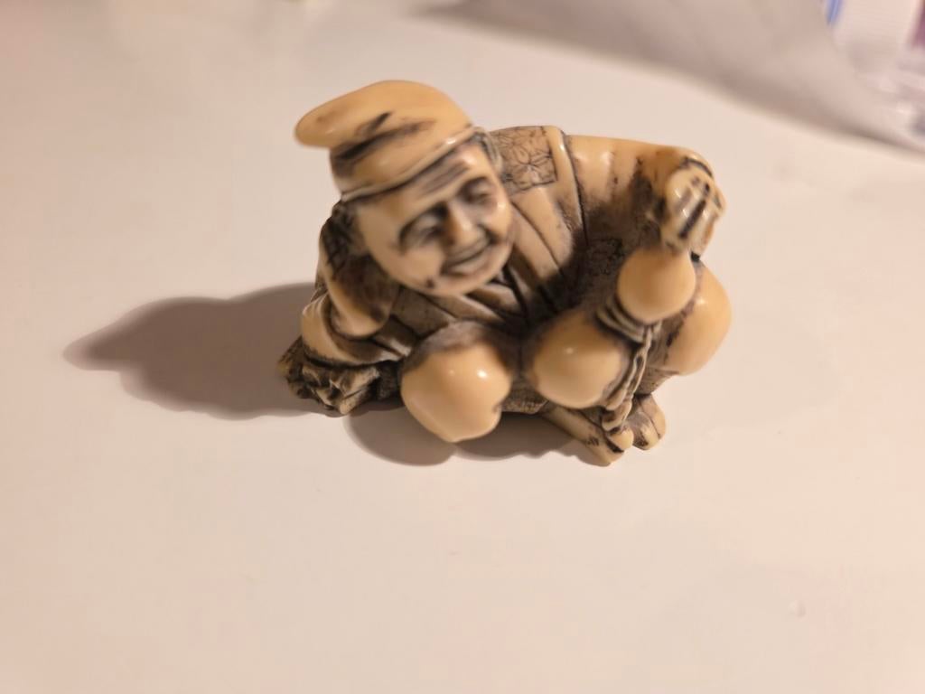 Netsuke beeldje van een man met kalebassen, Verzamelen, Ophalen of Verzenden, Mens