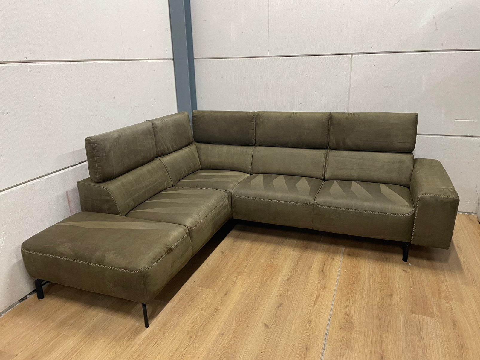 Foto 2 van Mooie luxe suede groene hoekbank met hoofdsteunen GEREINIGD!