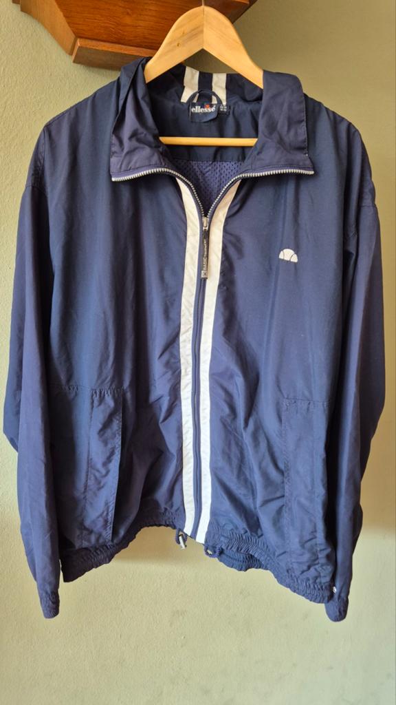 Ellesse zgan blauw windjack mt 56 mooie staat, Kleding | Heren, Jassen | Zomer, Blauw, Maat 56/58 (XL), Zo goed als nieuw, Ellesse