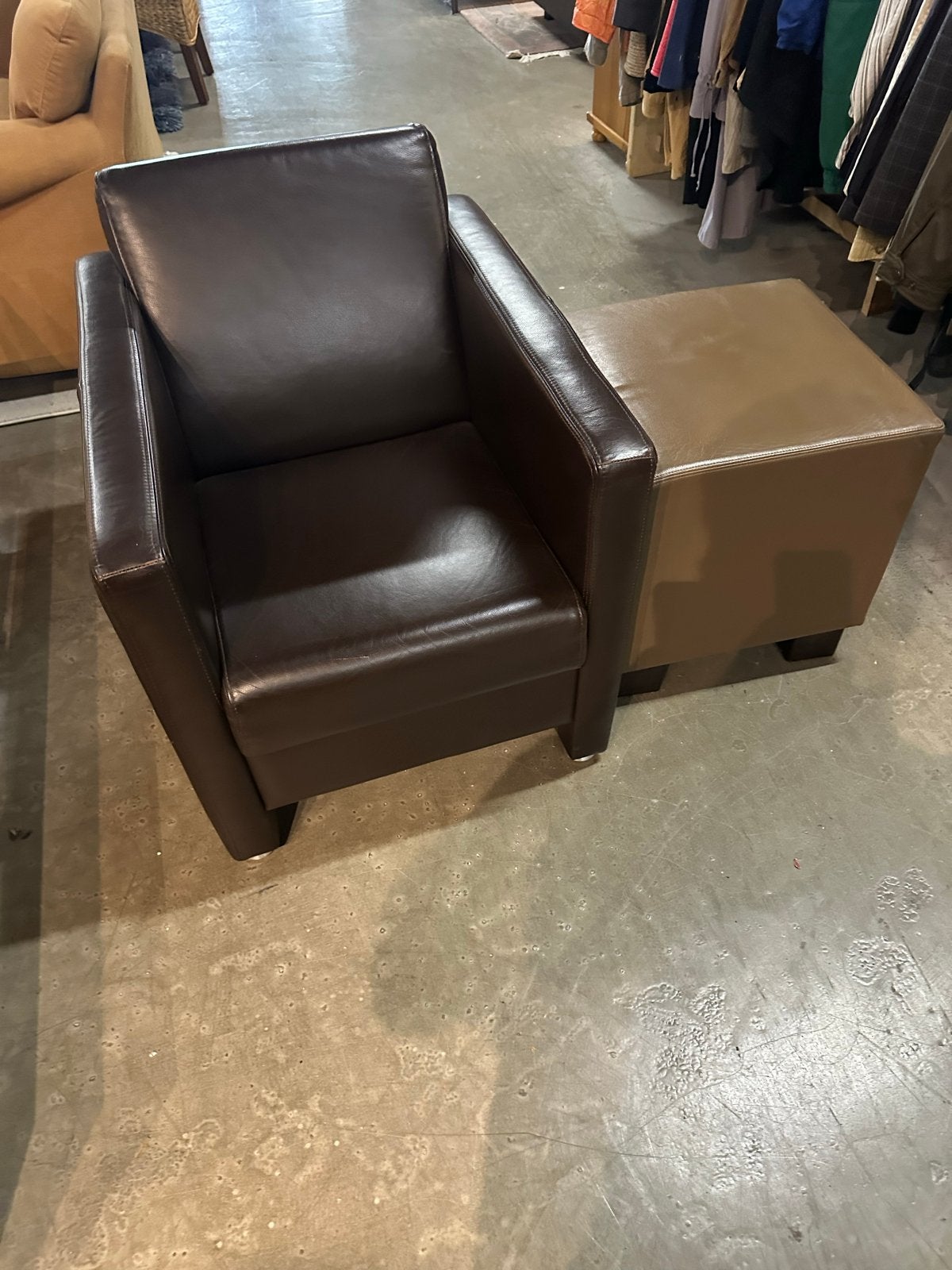 Leren fauteuil met bijpassende poef samen €50