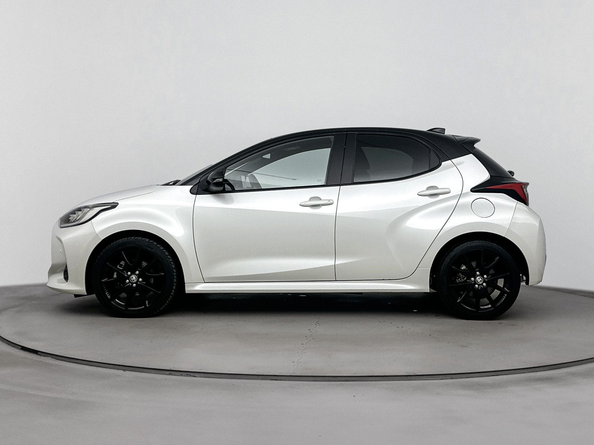 Toyota Yaris 1.5 Hybrid Executive Pano | JBL-Audio | Glazen, Auto's, 12 maanden, 450 kg, Gebruikt, Zwart