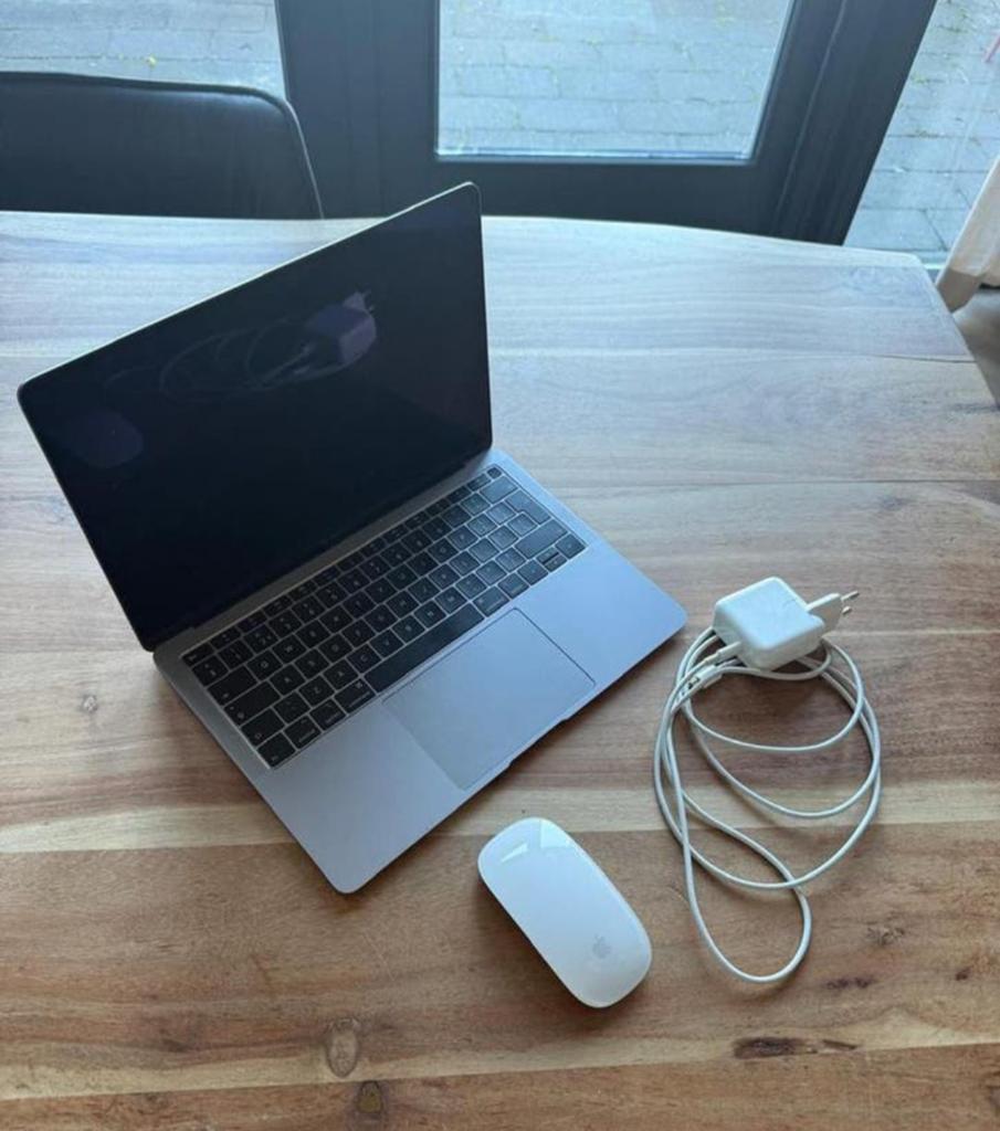 Apple MacBook Air 13 inch 2019 muis, oplader en hoes, Computers en Software, Apple Macbooks, Ophalen, Qwerty, 13 inch, Zo goed als nieuw