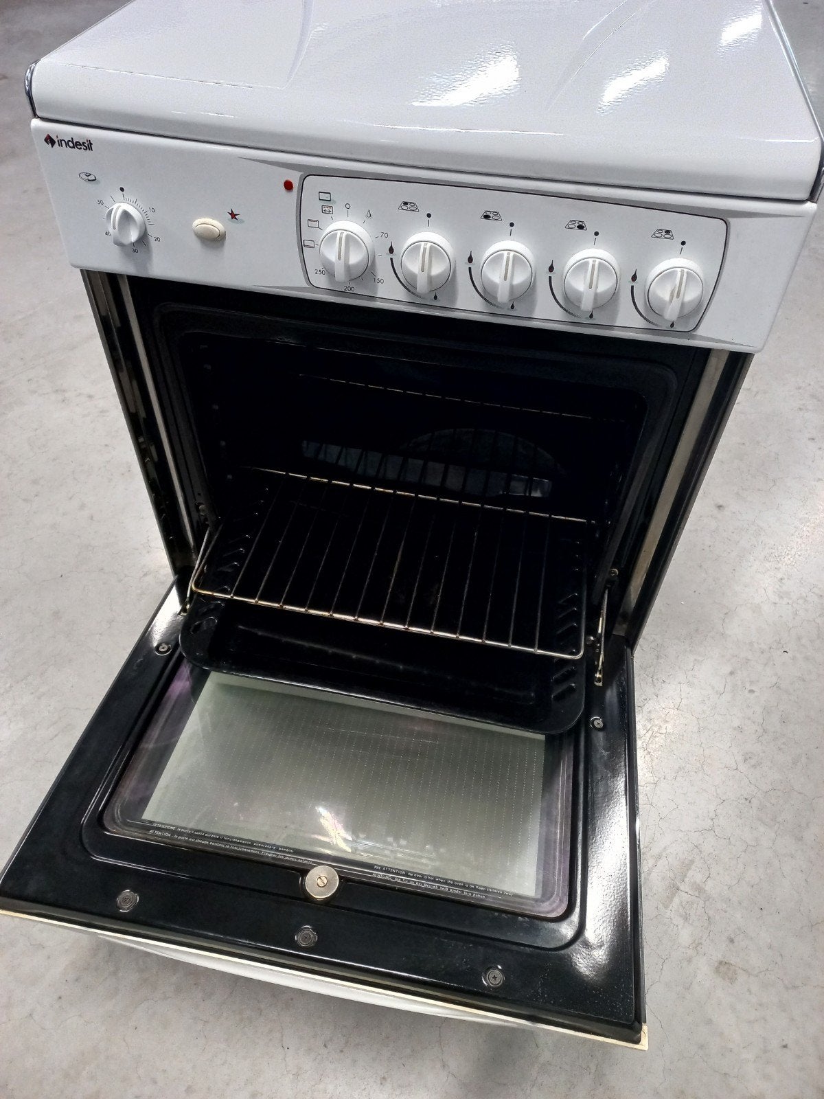 Indesit Gasfornuis,in uitstekende staat !, Ophalen, 4 kookzones, Zo goed als nieuw, Gas