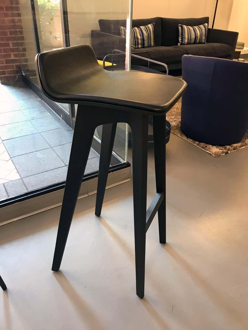 ***2x ZEITRAUM MORPH design barkrukken (black oak&leather)**, Huis en Inrichting, Barkrukken, Ophalen, Met voetsteun, 60 tot 90 cm