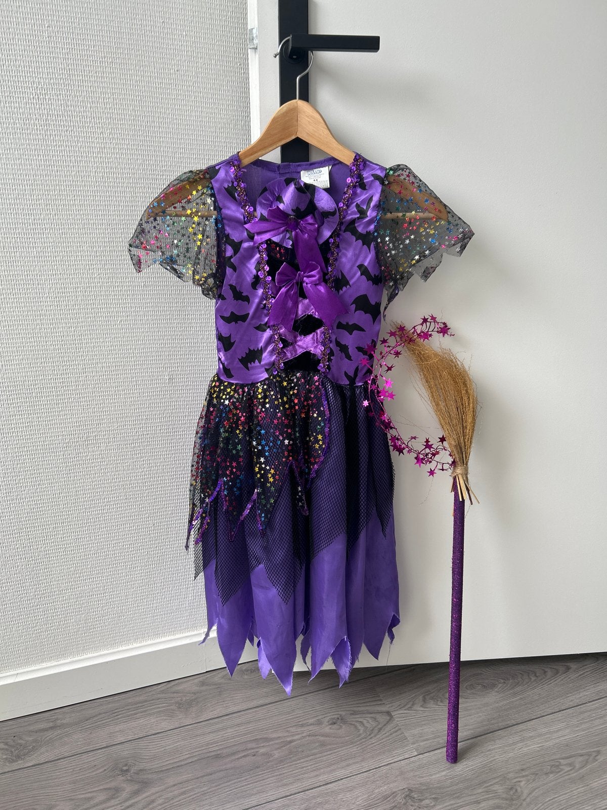 Heksenjurk paars met bezem en haarband - Halloween/Carnaval, Ophalen of Verzenden, Zo goed als nieuw, 110 t/m 116, Meisje