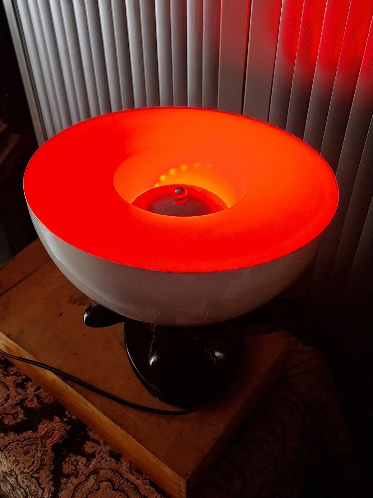 Kare design tafellamp Josy, zwarte hand die warm licht geeft, ., Zo goed als nieuw, Zwart, .