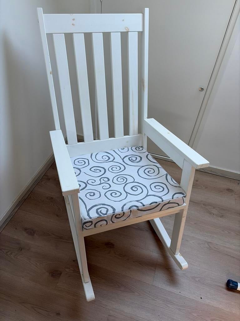 Witte Schommelstoel met uitwasbaar kussen, Huis en Inrichting, Stoelen, Ophalen, Gebruikt, Wit, Eén
