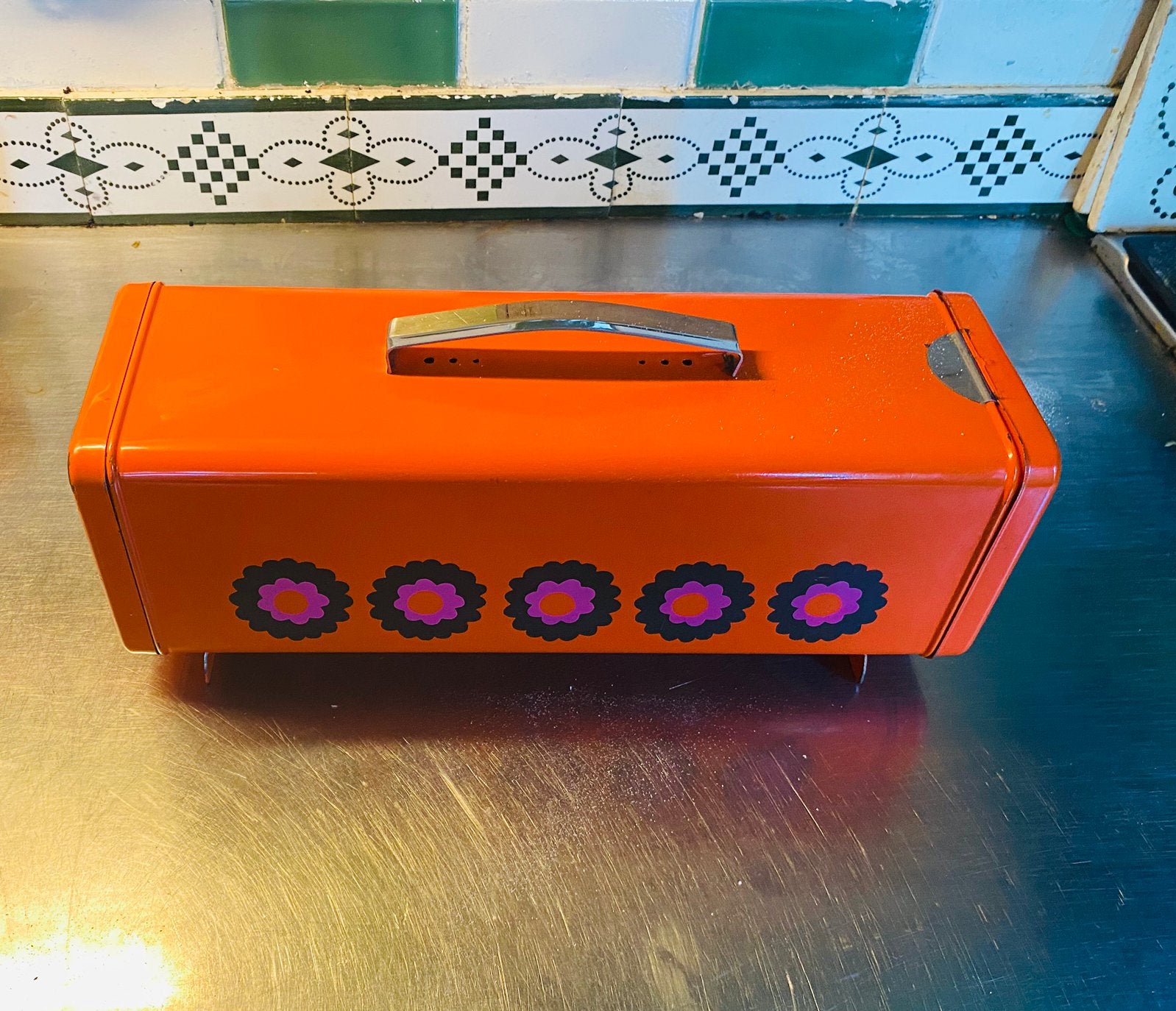 Brabantia oranje ontbijtkoekblik  + snijplankje jaren 70, Ophalen of Verzenden, Huis en Inrichting
