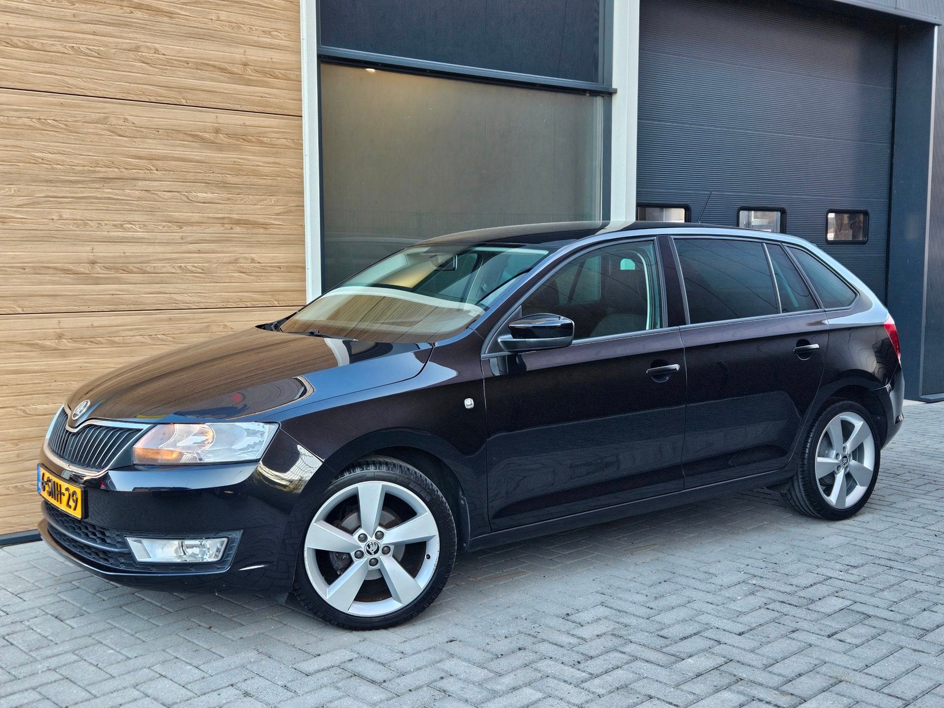 Skoda Rapid Spaceback 1.2 TSI Greentech Elegance Bns Pro Nav, Auto's, Skoda, Voorwielaandrijving, Euro 5, Zwart, 4 cilinders