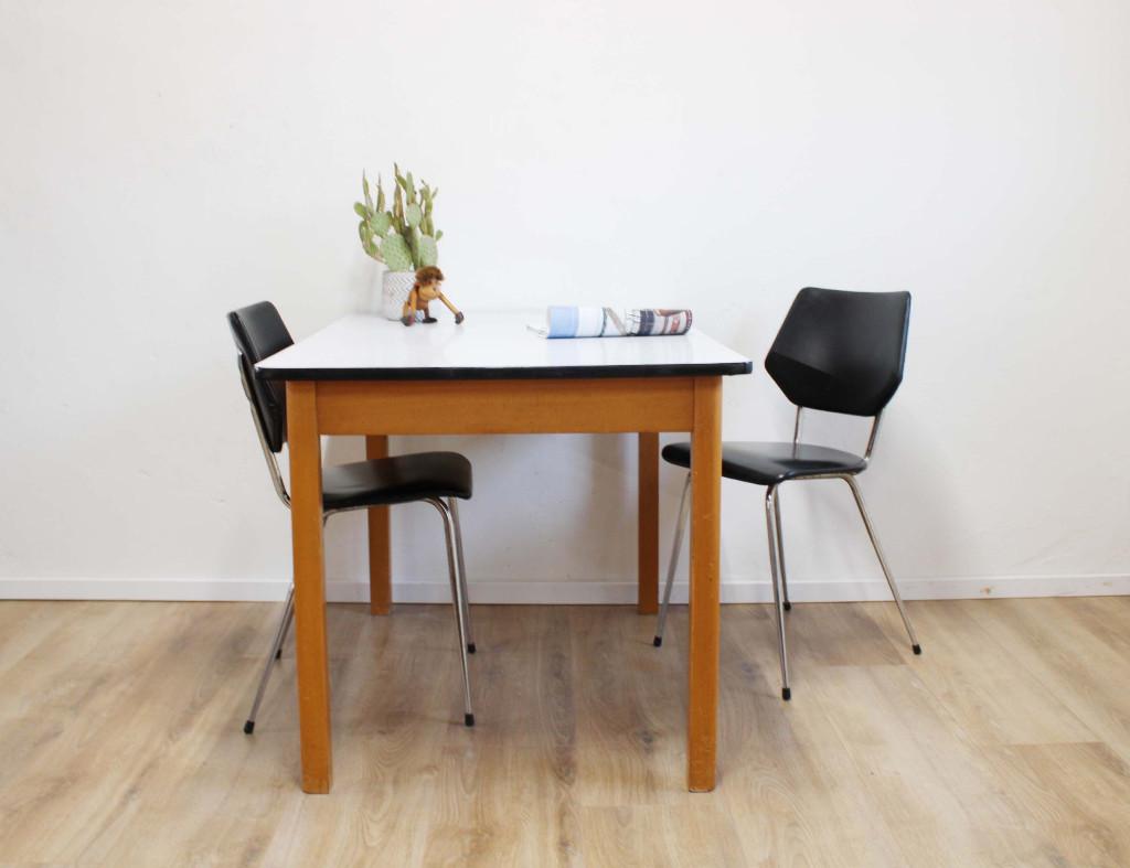 Vintage eettafel met 2 zwarte stoelen. Houten retro tafel, Ophalen, Huis en Inrichting