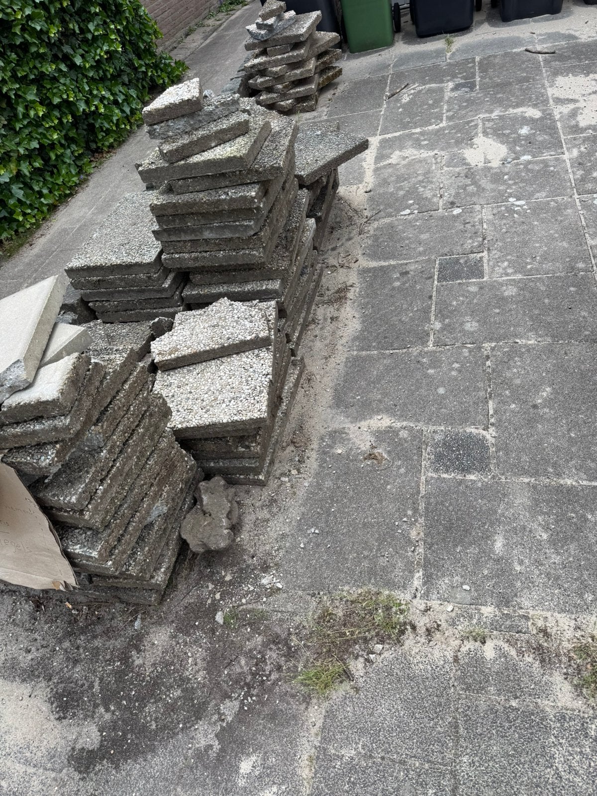 Gratis grindtegels (liggen al klaar aan de straat), Ophalen, Gebruikt, Beton, Terrastegels