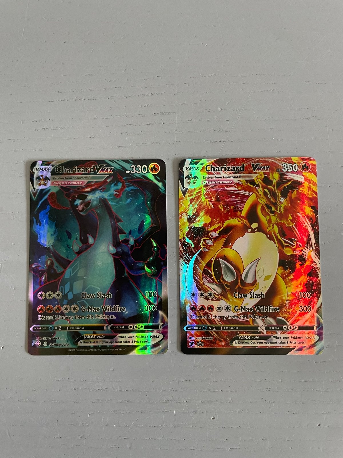 Charizard VMAX Pokémon kaarten (2 stuks), Hobby en Vrije tijd, Ophalen of Verzenden, Zo goed als nieuw, Meerdere kaarten