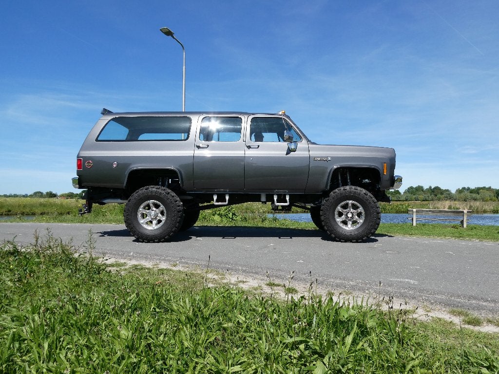 Chevrolet Suburban K20 4x4 Restomod – nergens op bezuinigd, Auto's, Chevrolet, Suburban, 8 cilinders, Sound system, 2000 kg
