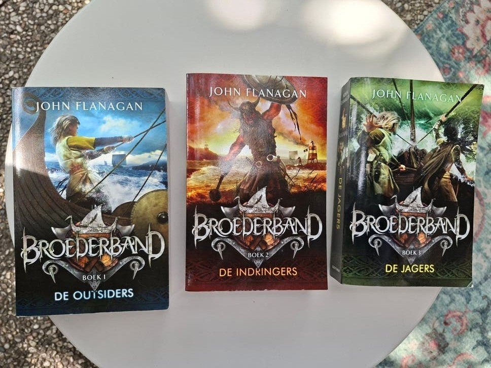 Broederband serie deel 1, 2 en 3 - John Flanagan, Ophalen of Verzenden, Gelezen, John Flanagan
