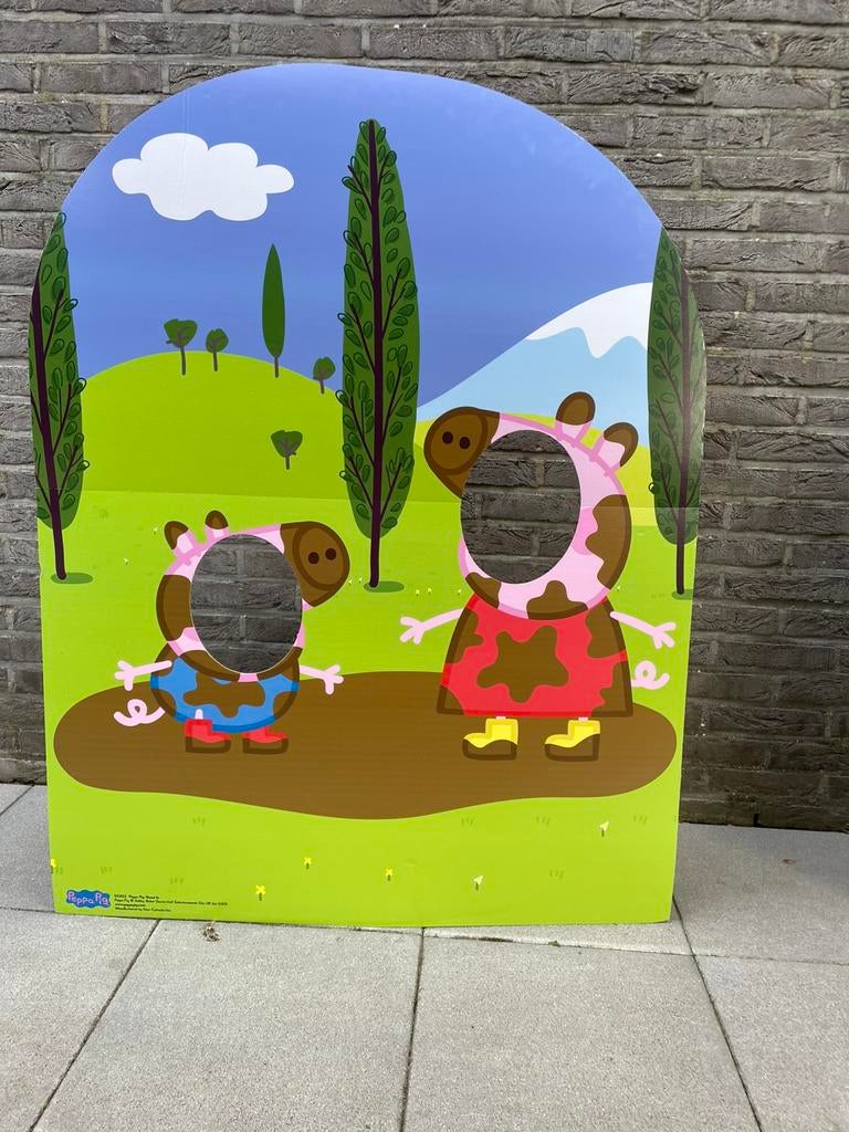 TE HUUR cut out billboard back drop Peppa Pig party, Ophalen, Zo goed als nieuw