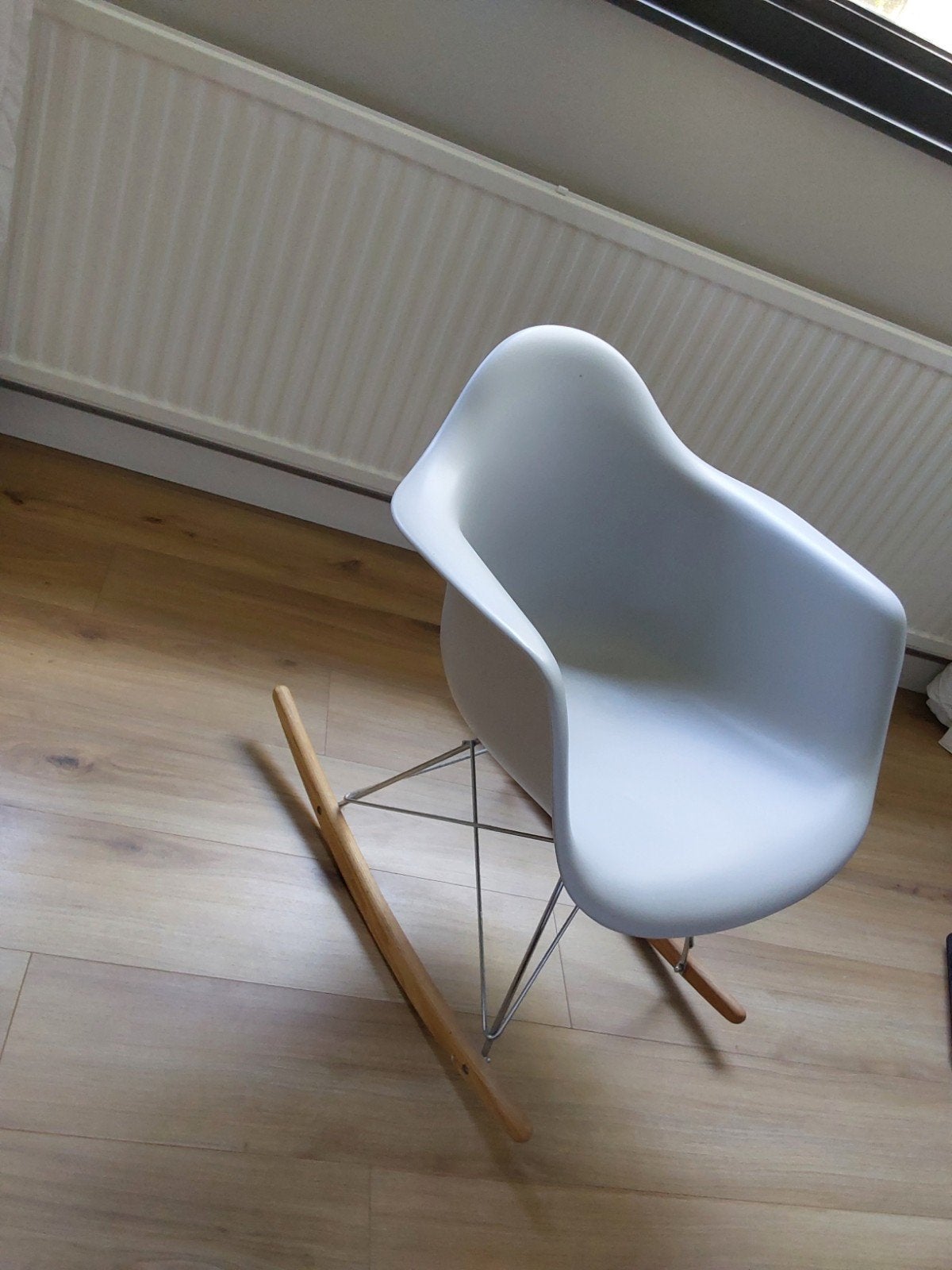 Mooie grijze schommelstoel., Huis en Inrichting, Stoelen, Ophalen, Zo goed als nieuw, Metaal, Eén