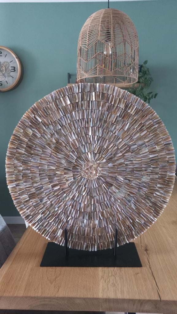 Decoratieve schaal van schelpen op standaard, Huis en Inrichting, Ophalen, Beige, Boho, Zo goed als nieuw