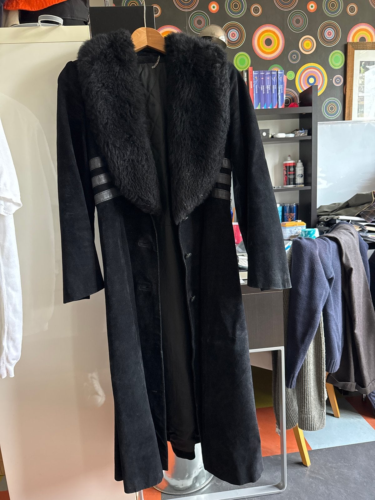 Lange zwarte suède jas met bontkraag, Kleding | Dames, Ophalen of Verzenden, Gedragen, Maat 36 (S), Zwart