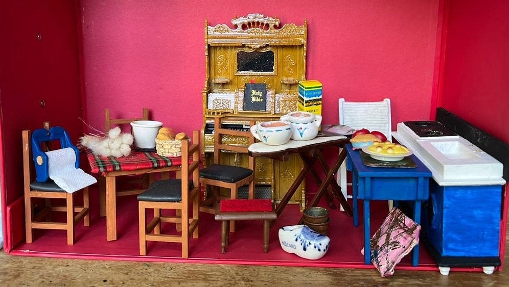 Allerlei accessoires en meubels poppenhuis orgel verkocht, Ophalen of Verzenden, Gebruikt, Poppenhuis