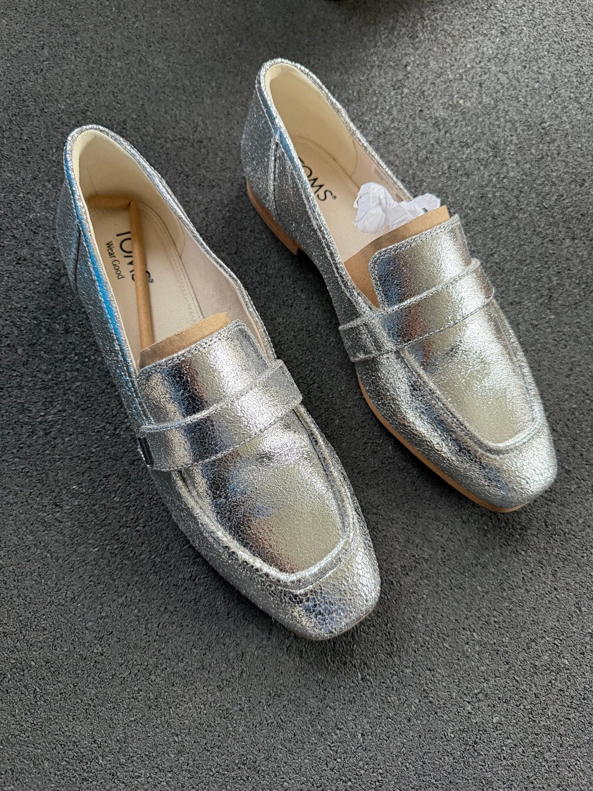 Toms zilveren instappers maat 42,5  (vallen groot 43 ruim), Kleding | Dames, Schoenen, Ophalen, Zo goed als nieuw, Overige kleuren