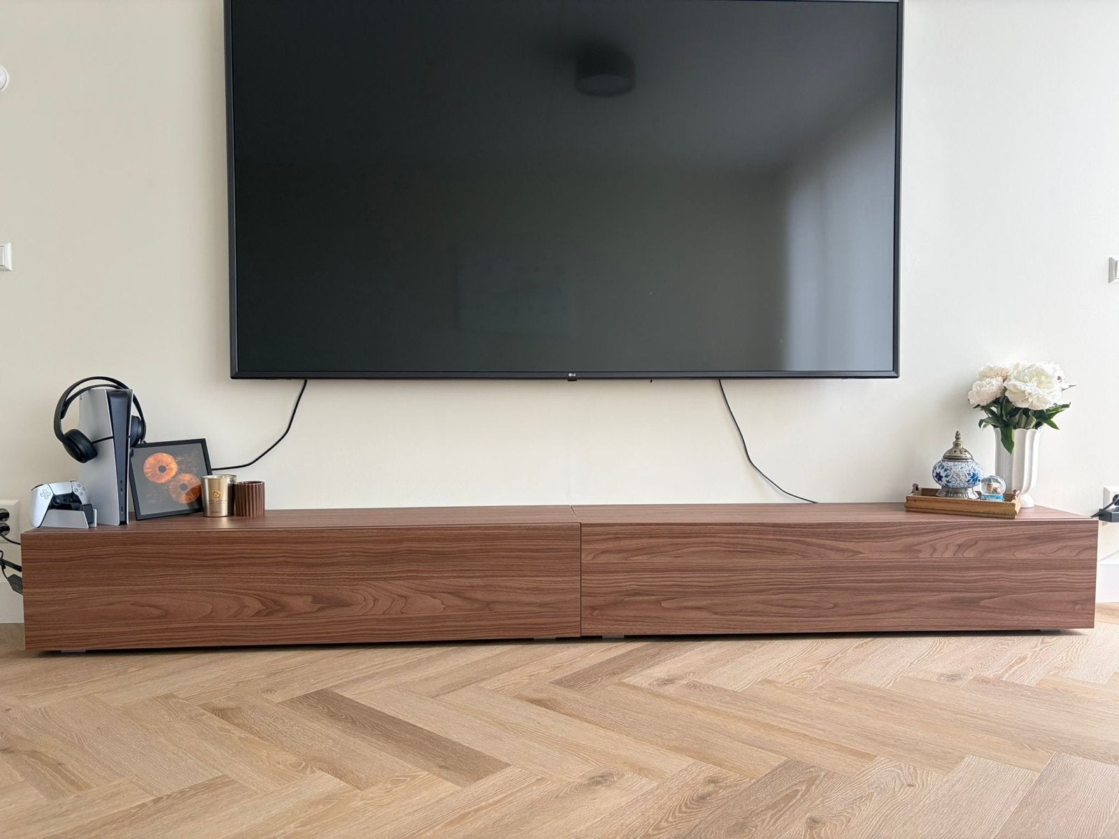 Modern TV-meubel van walnoothout, Ophalen, Zo goed als nieuw, 200 cm of meer, Minder dan 100 cm