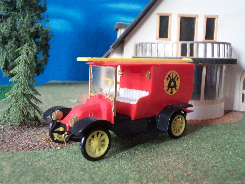 1/35 Praga Charon Brandweer - Igra, Ophalen of Verzenden, Zo goed als nieuw, Auto, Overige merken