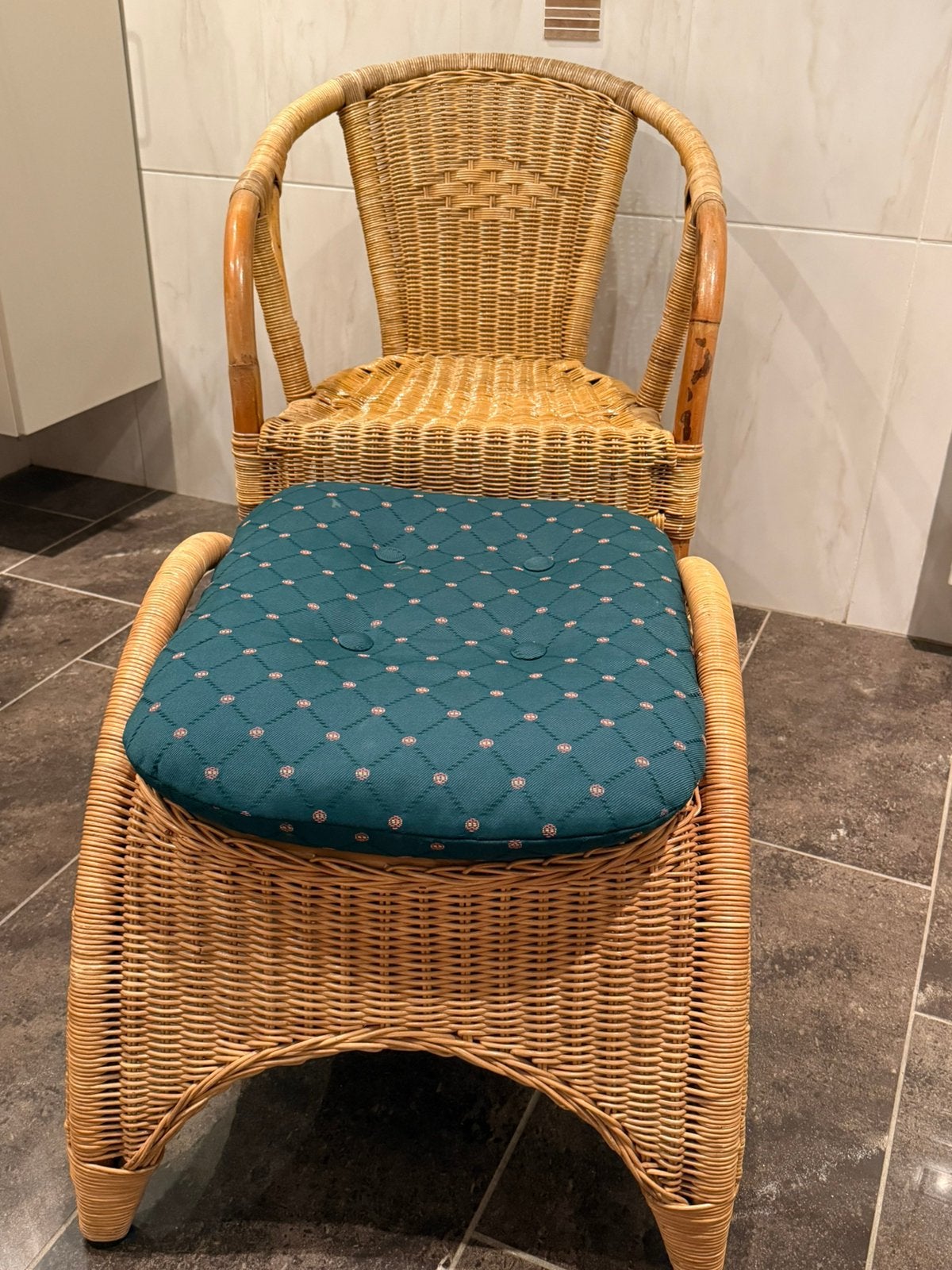 Vintage rotan  fauteuil met bijpassende hocker, Ophalen, Zo goed als nieuw, Bruin, Eén