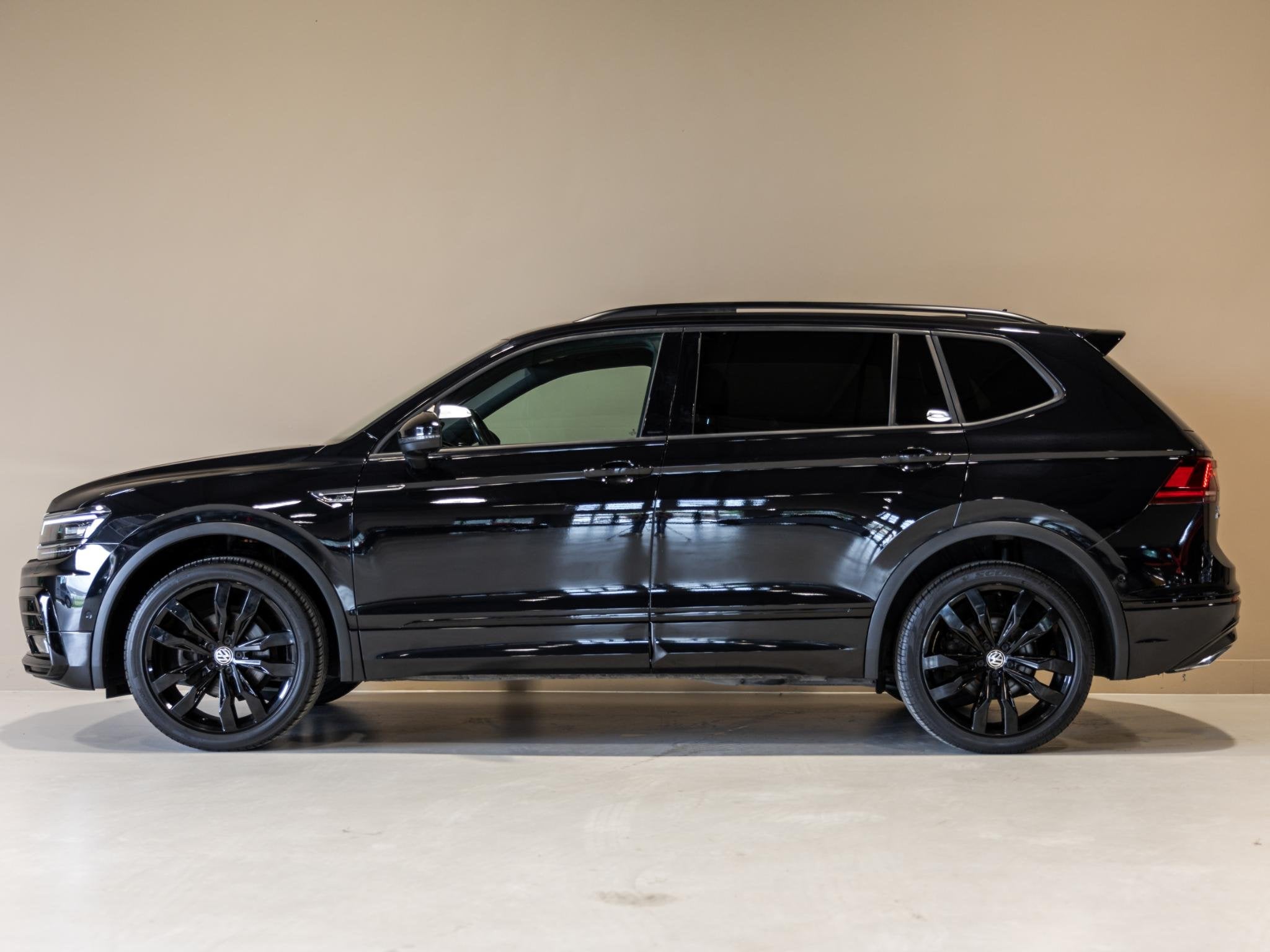 Volkswagen Tiguan Allspace 1.5 TSI 2x R-Line Blackstyle / 15, Automatische klimaatregeling, 1502 kg, Gebruikt, Zwart