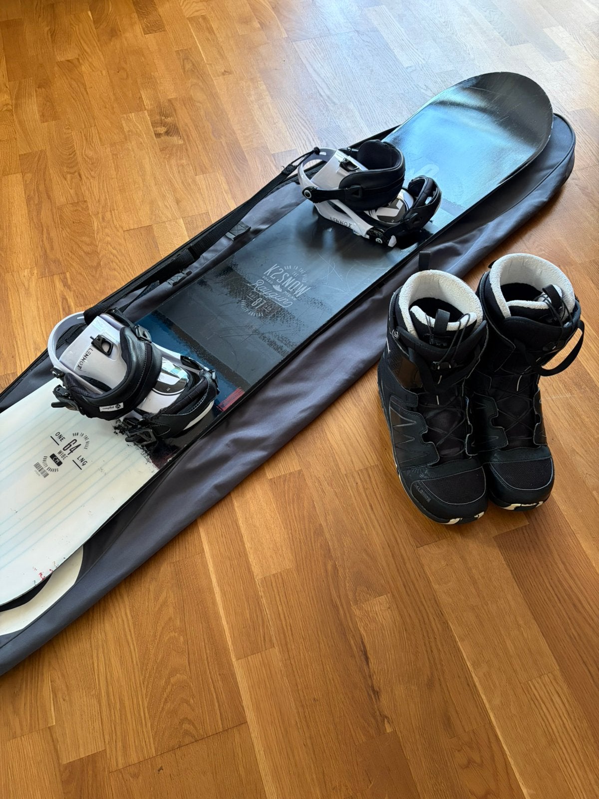 K2 white snowboard + salomon snowboardschoenen maat 46 1/3, Ophalen, Zo goed als nieuw, Board