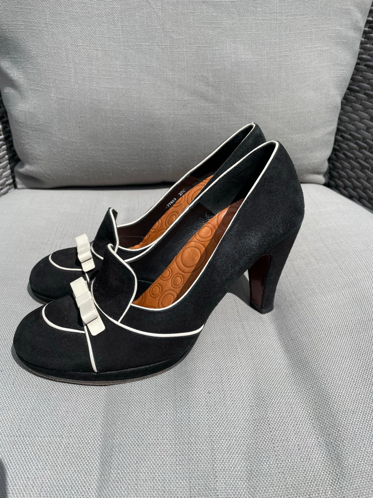 Chie Mihara Zwarte suède pumps met strikjes Maat 37,5, Pumps, Zwart, Ophalen of Verzenden, Gedragen