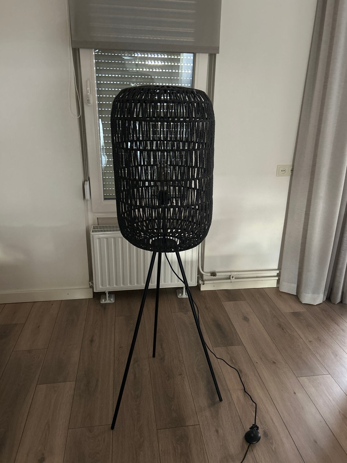 Zwarte rotan vloerlamp op statief, modern design, Ophalen, 100 tot 150 cm, Natuurlijk materiaal, E27 (groot)