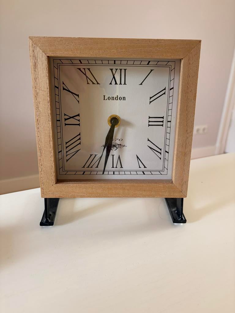 Klok met houten frame, Ophalen, Zo goed als nieuw, Analoog, Wekker of Tafelklok