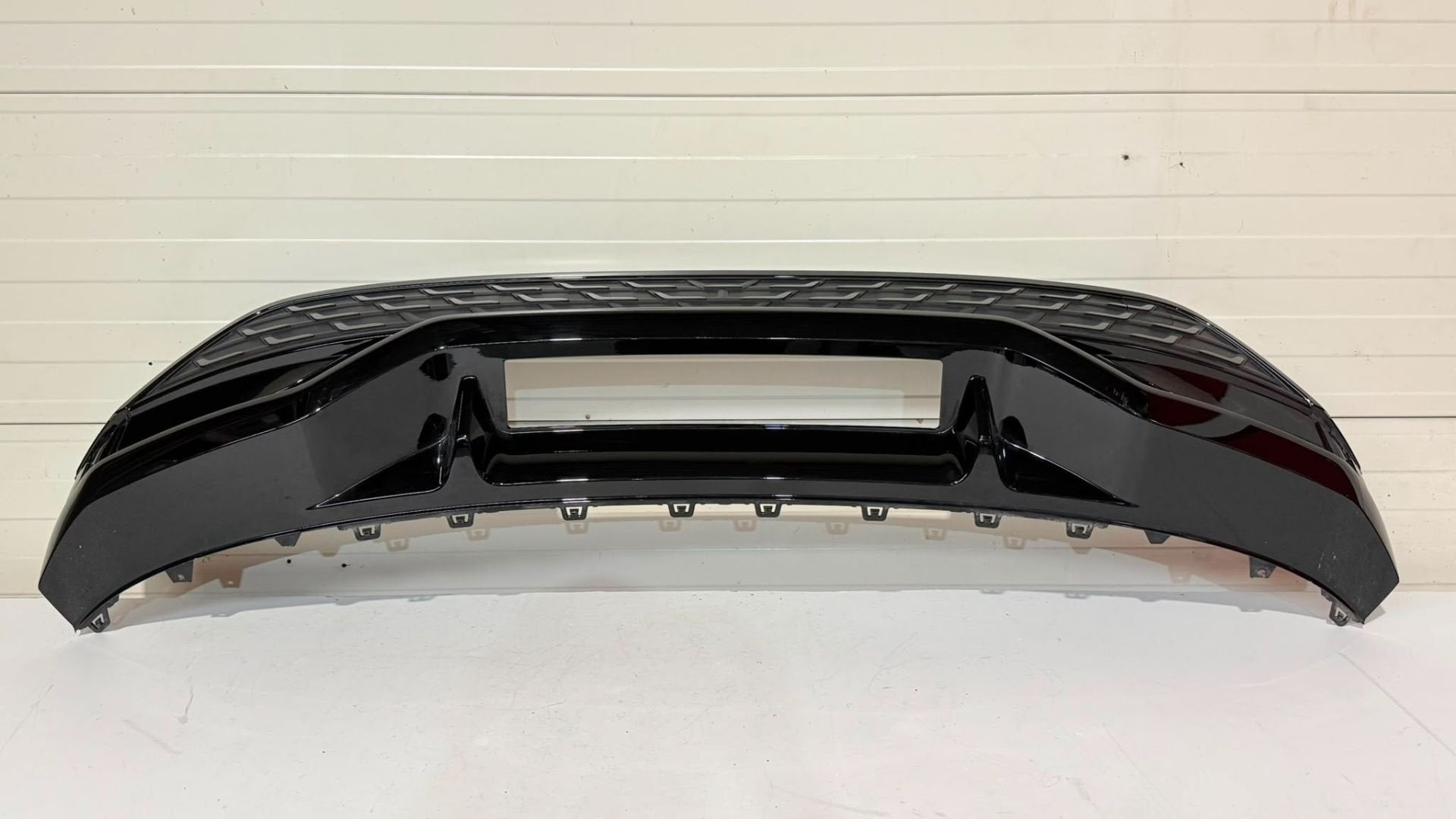 Audi A3 8Y Facelift Diffuser 8Y4807521J, Gebruikt, AUDI AG, Auto-Union-Strasse 1
85045  Ingolstadt, DE, Bumper