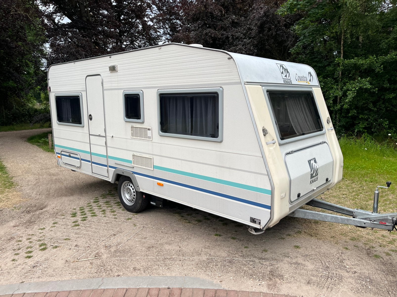 Te koop: zeer nette Knaus 430 met mover!, Mover, Vast bed, Rondzit, 750 - 1000 kg