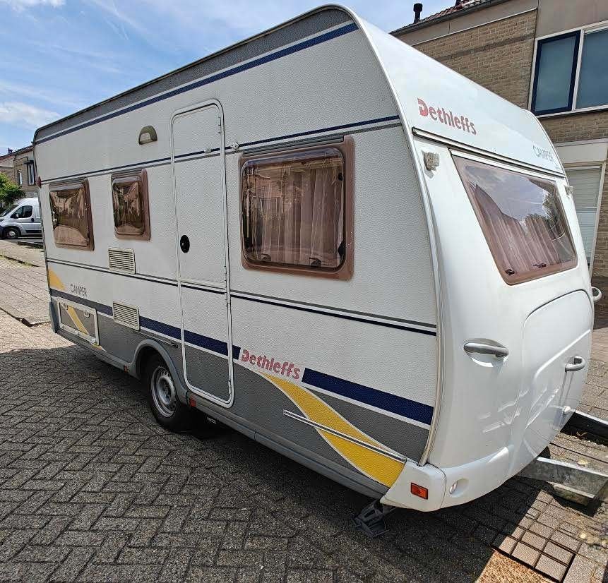 Dethleffs Camper 430 DB 2004 met mover, voortent en luifel, Caravans en Kamperen, Caravans, Kachel, Rondzit, Dwarsbed, 750 - 1000 kg