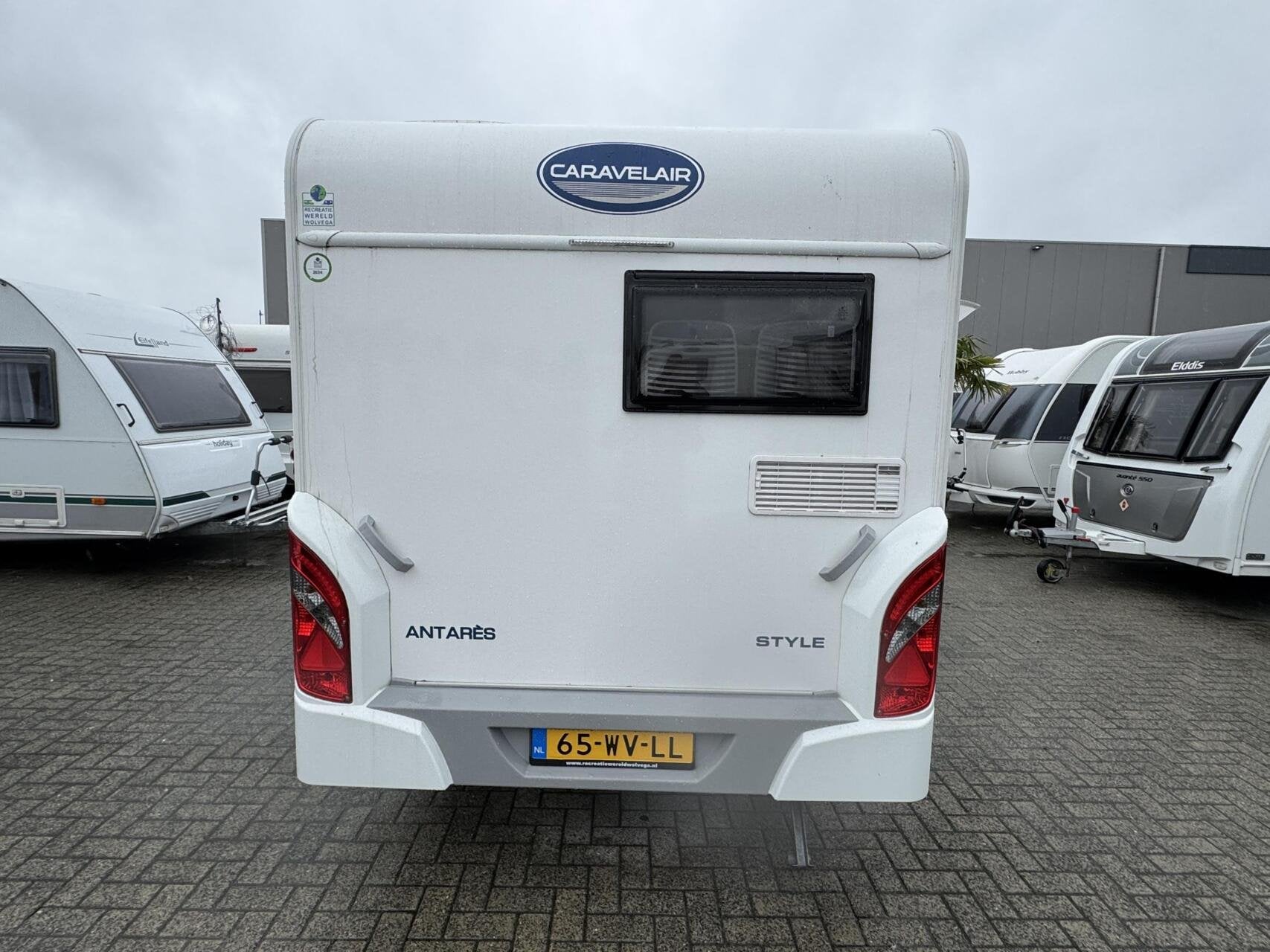 Foto 18 van CARAVELAIR ANTARES STYLE 400, DWARSBED, TREINZIT, VOORTENT,