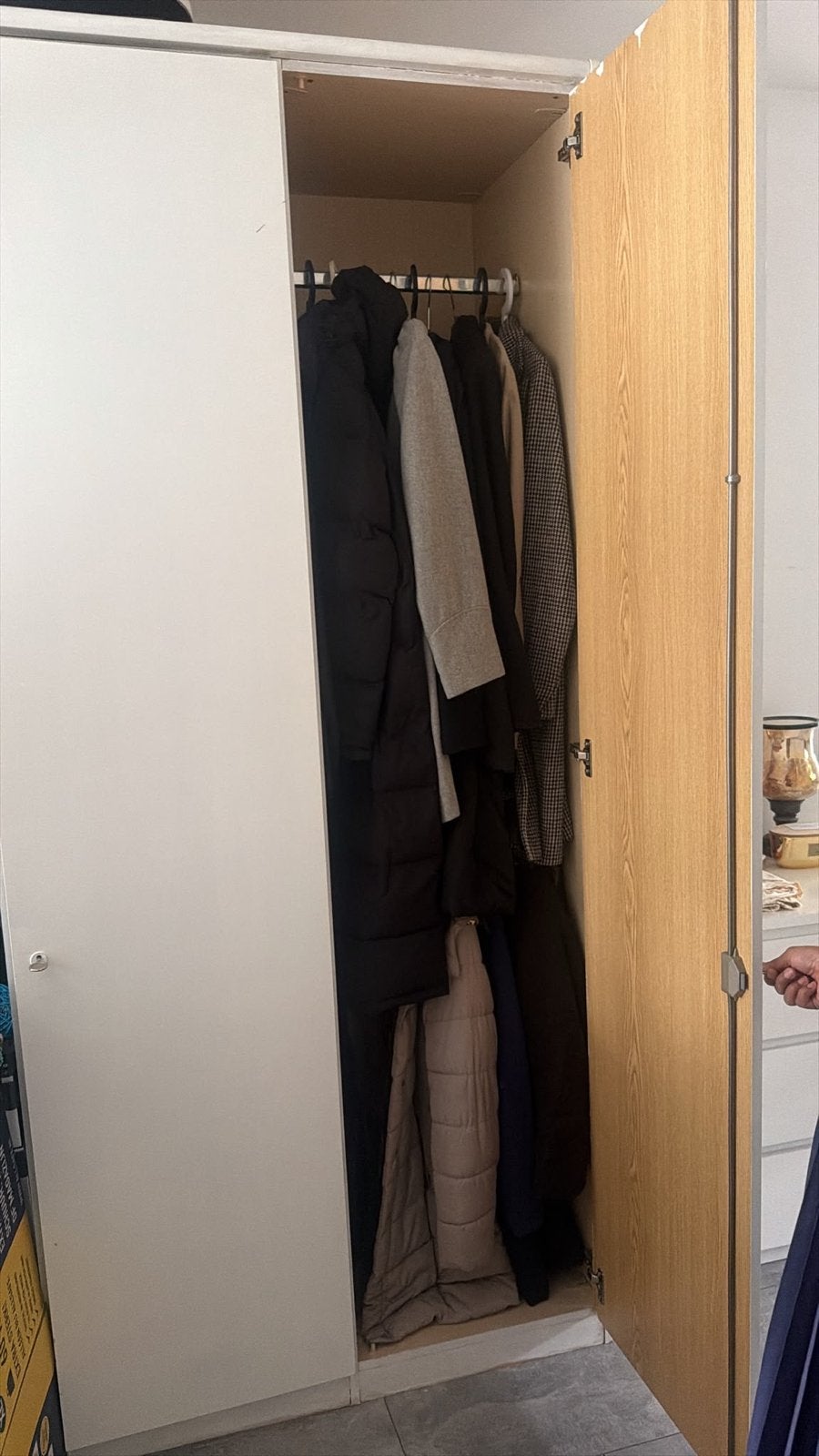 GRATIS! Witte kledingkast met planken en hangruimte, Huis en Inrichting, Kasten | Kledingkasten, Ophalen, Gebruikt, 200 cm of meer