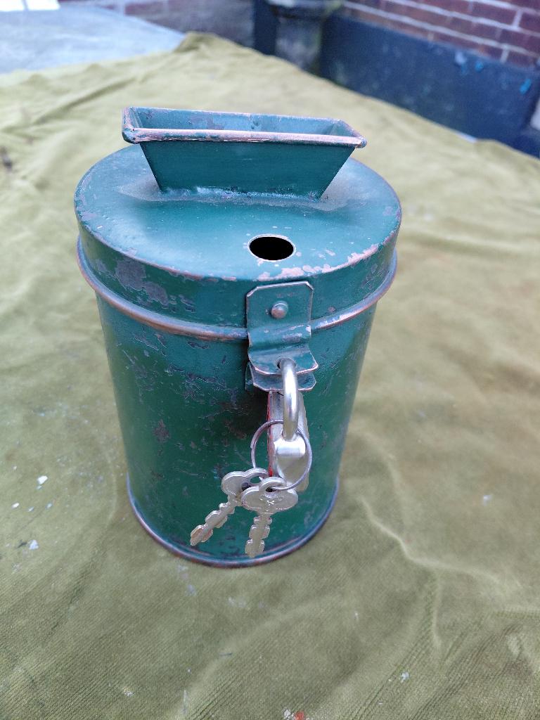 Vintage groene collectebus met hangslot en sleutels., Verzenden