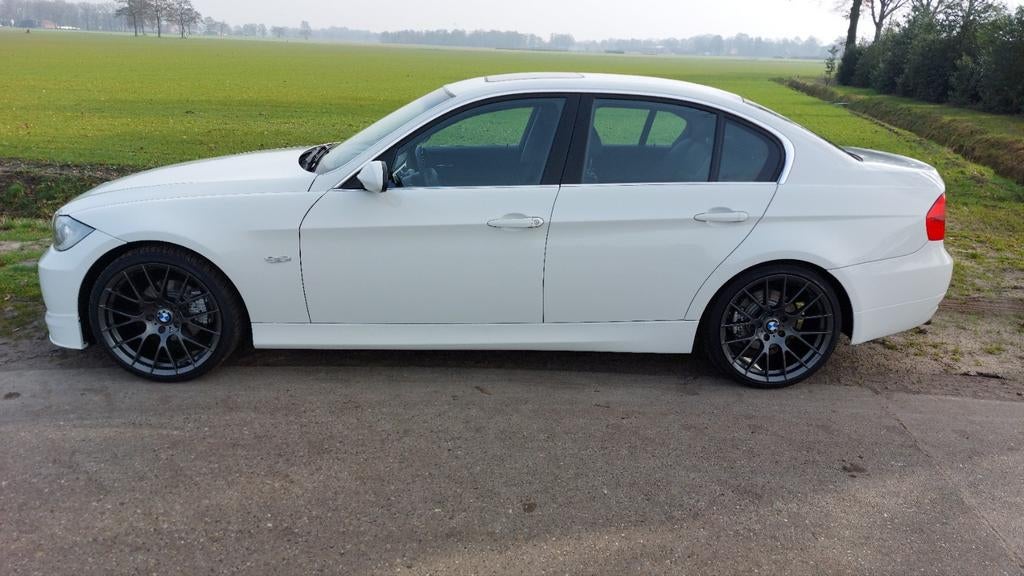 BMW E90 325 6 cylinder met nieuwe APK in prijs verlaagd, Auto's, BMW, Particulier, 3-Serie, Benzine, Sedan, Automaat, Geïmporteerd