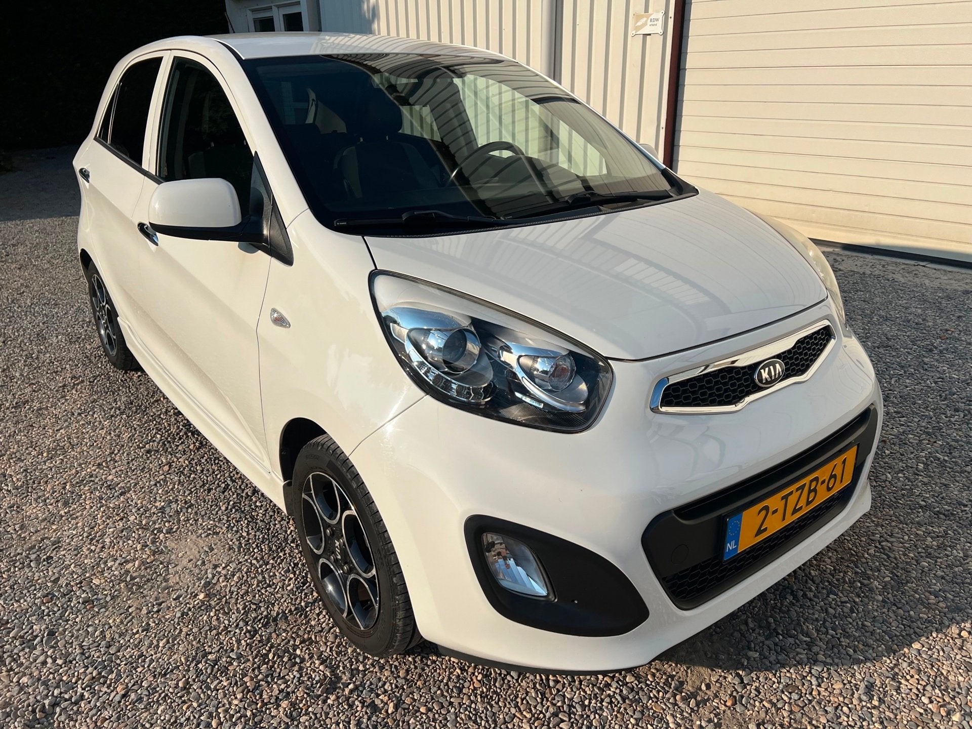 Kia Picanto 1.0 CVVT 1e EIG World Cup Ed.LED.LEER.NEW-APK.NA, Auto's, Voorwielaandrijving, Gebruikt, Zwart, 400 kg