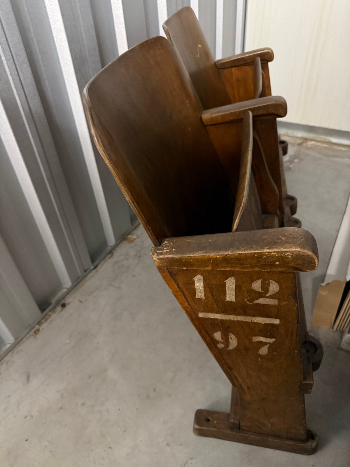 Vintage houten bioscoopstoelen – set van 2 – genummerd, Ophalen