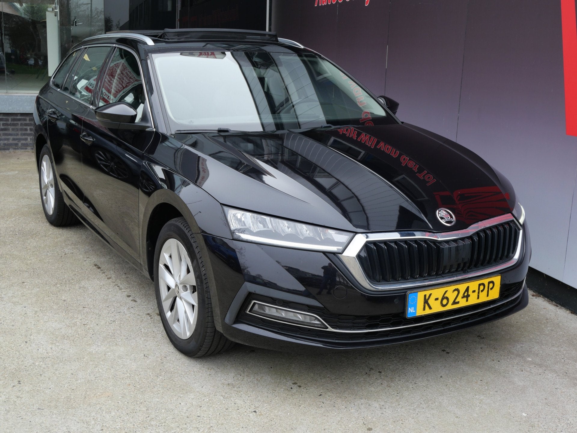 Skoda Octavia Combi 1.0 TSI BUSINESS | PANORAMA | DIGI DASH, Dealer onderhouden, Stof, Gebruikt, Zwart