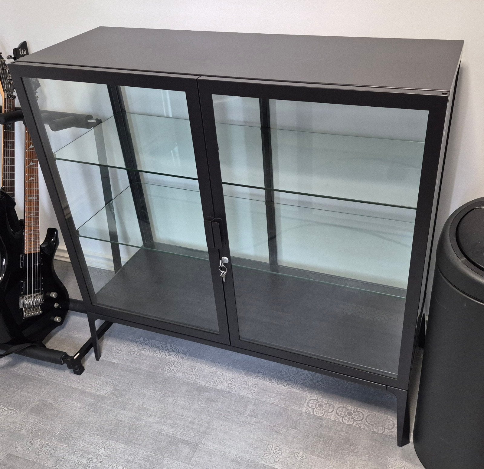 Zwarte Ikea vitrinekast met glazen deuren en planken, Huis en Inrichting, Kasten | Vitrinekasten, Gebruikt, Minder dan 100 cm