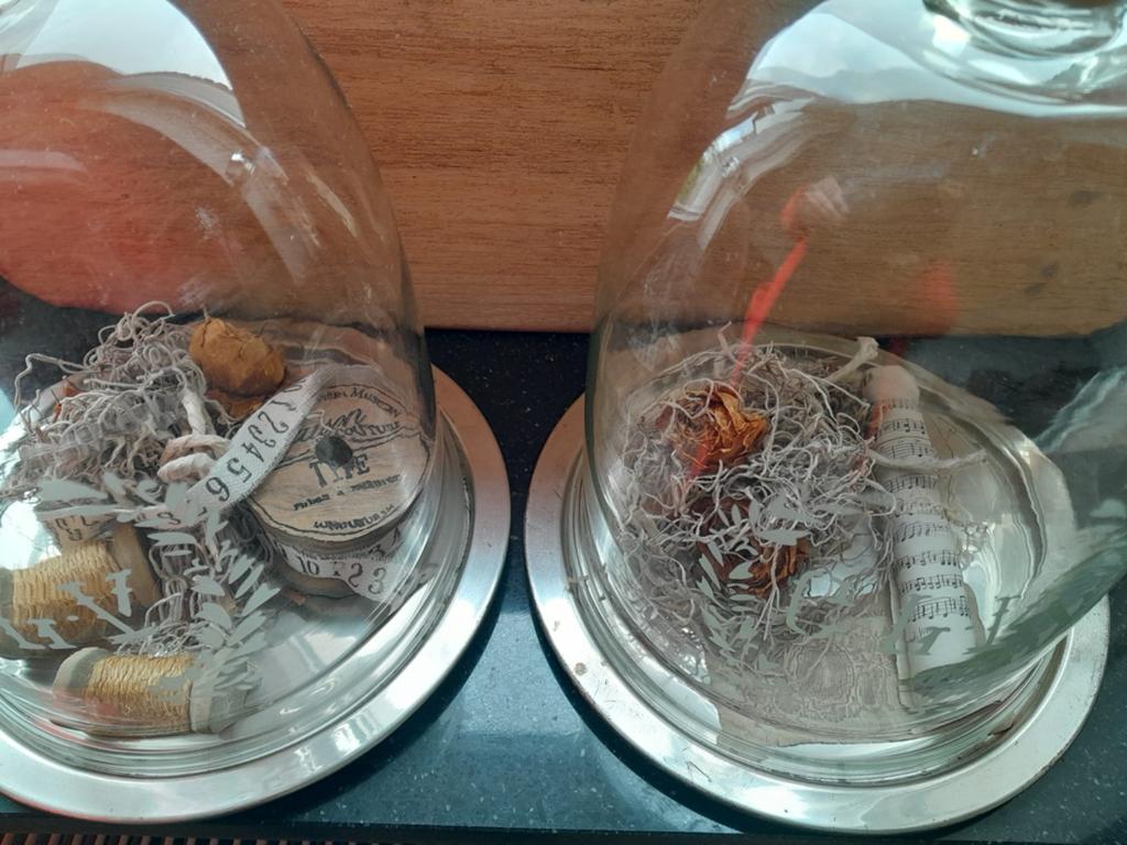 2x Glazen Stolp met Decoratie en Zilverkleurig Plateau, Ophalen
