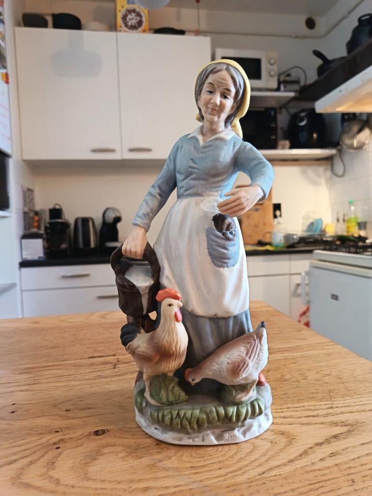 Vintage beeldje: Vrouw met kippen en emmer, Ophalen of Verzenden