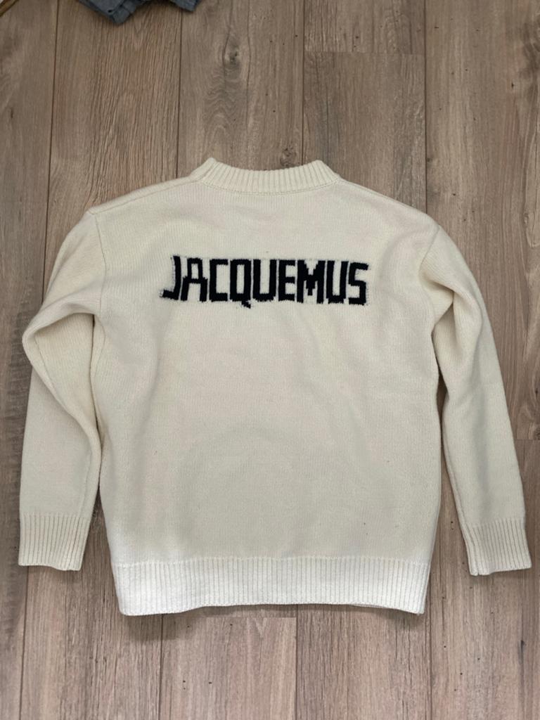 Jacquemus Trui Crème met Zwart Logo, Ophalen of Verzenden, Zo goed als nieuw, Maat 38/40 (M), Beige