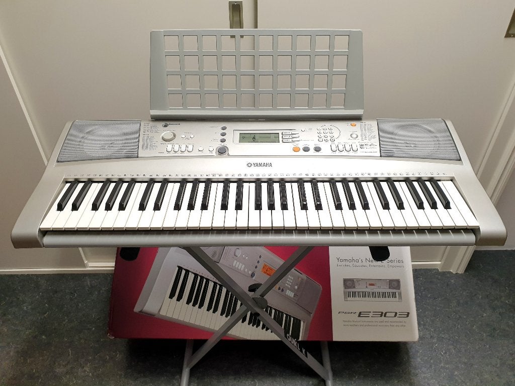 YAMAHA PSR - E303 KEYBOARD (2006) + STANDAARD., Ophalen, 61 toetsen, Yamaha, Zo goed als nieuw