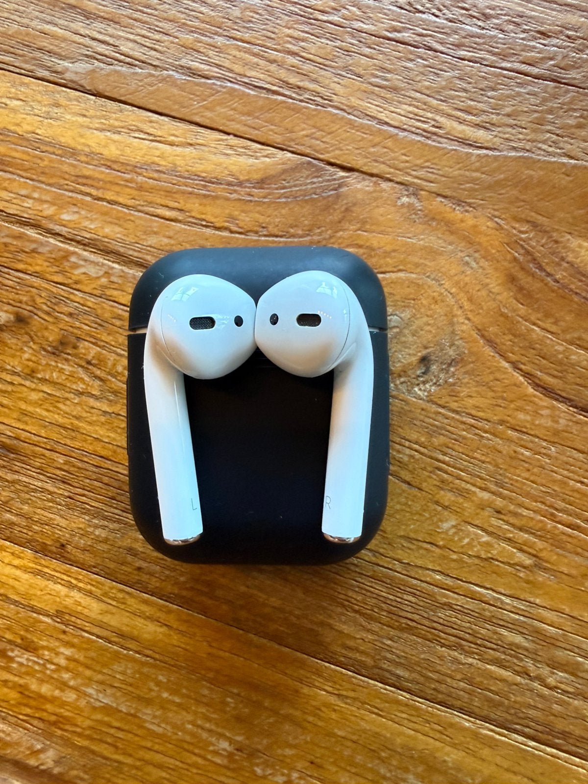 Apple AirPods 2e generatie (A2031) met hoesje, Telecommunicatie, Mobiele telefoons | Oordopjes, Gebruikt, In gehoorgang (in-ear)