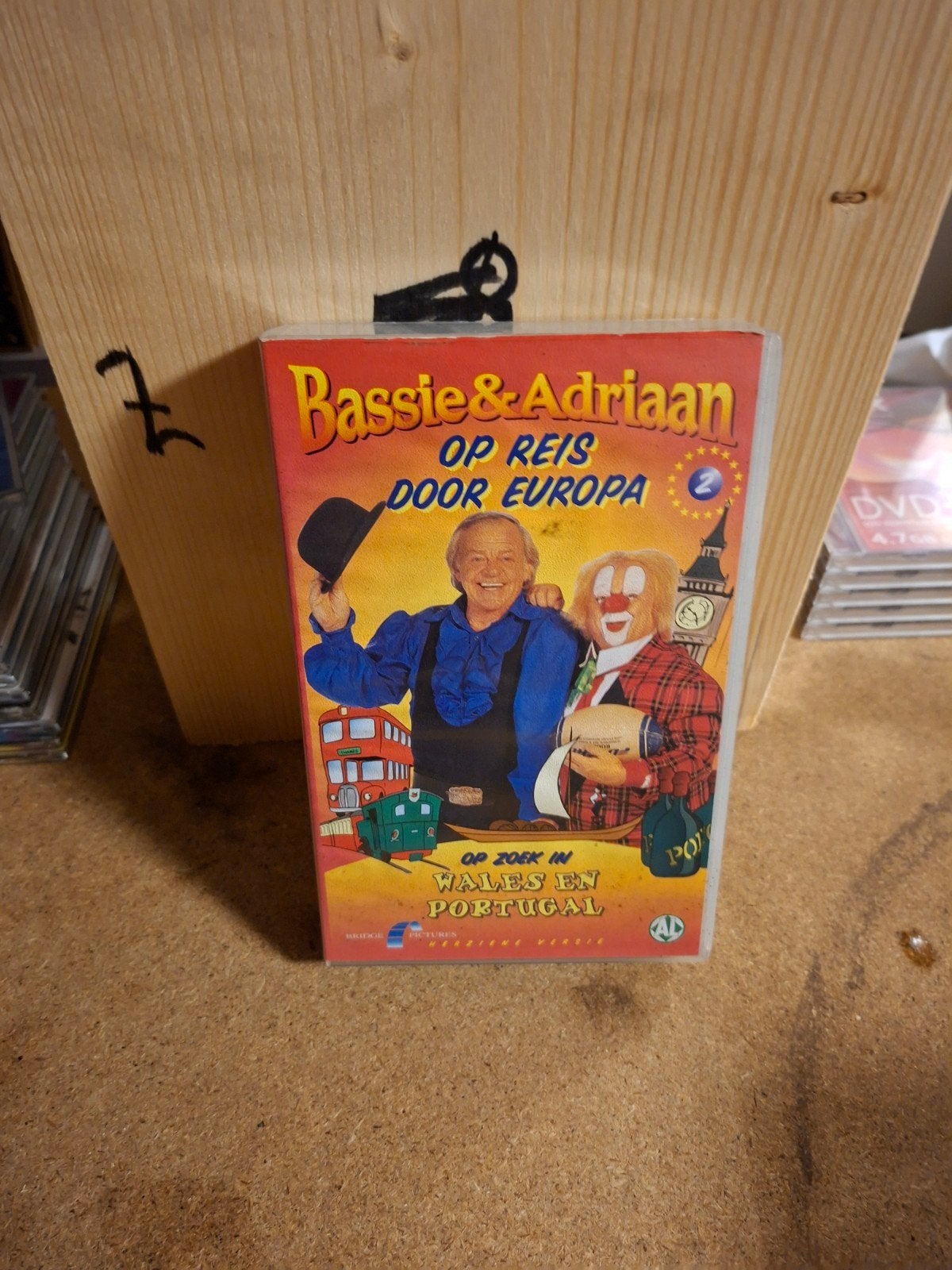 Bassie & Adriaan Op Reis Door Europa 2 vhs Wales en Portugal, Cd's en Dvd's, Alle leeftijden, Ophalen of Verzenden, Gebruikt, Nederlands