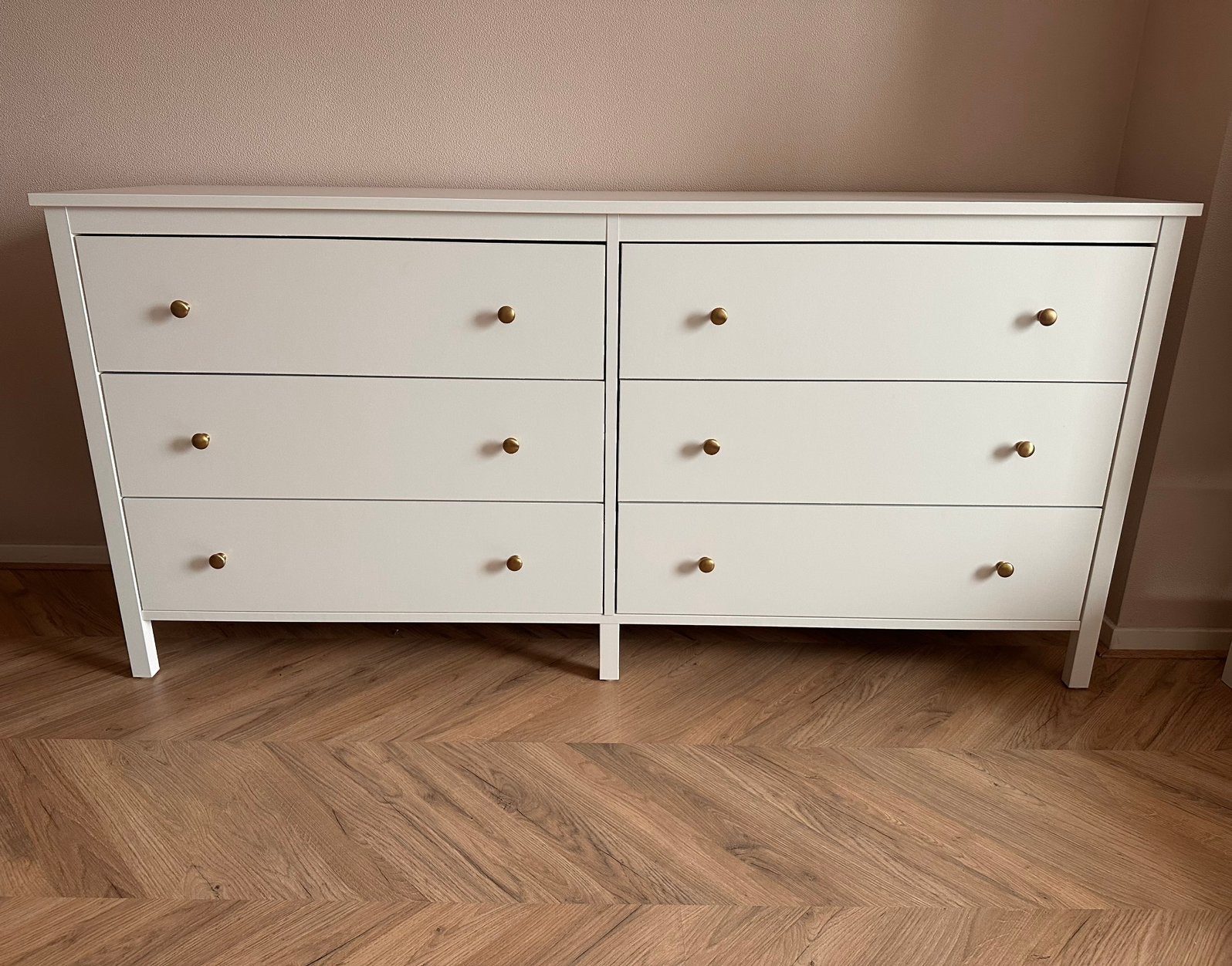 IKEA KOPPANG 6‑laden kast – als NIEUW – met gouden knoppen, Huis en Inrichting, Kasten | Ladekasten, Ophalen, 5 laden of meer